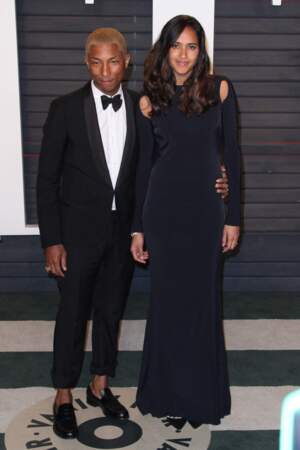 Pharrell Williams est élégant dans un costume noir qu'il porte avec un noeud papillon aux cotés de sa femme Helen Lasichanh à la 88ème cérémonie des Oscars, le 28 février 2016.   