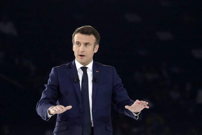 Emmanuel Macron mise sur un costume qualitatif à revers larges 
lors de son premier grand meeting de campagne à Paris, le 2 Avril 2022. 