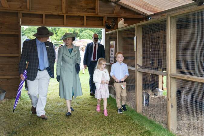 La princesse Anne s'offre une visite dans une ferme pédagogique en Australie, le 9 avril 