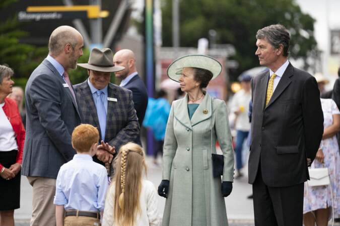 La princesse royale et le vice-amiral Sir Tim Laurence sont accueillis par Duncan Kendall, responsable de l'éducation à Little Hands on the Land, une ferme en activité qui enseigne l'agriculture aux enfants