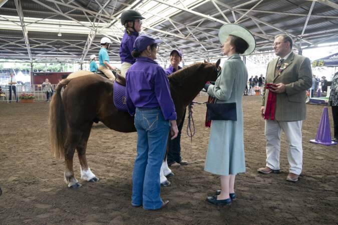 La princesse royale décerne des rosettes après avoir regardé une exposition organisée par Riding for the Disabled Association, le 9 avril