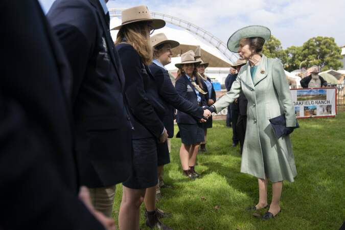 Lors d'une visite d'inauguration, la princesse Anne échange avec le personnel présent sur place, ce 9 avril 