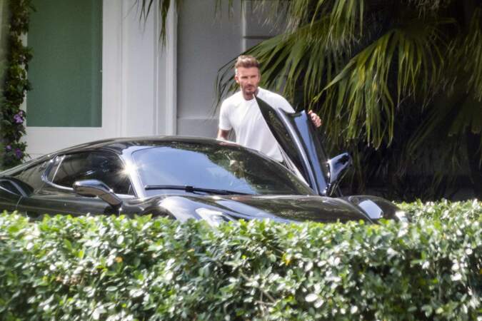 David Beckham sourit alors qu'il se prépare pour le mariage ultra extravagant de son fils Brooklyn à Palm Beach, à Miami, le 8 avril 2022.