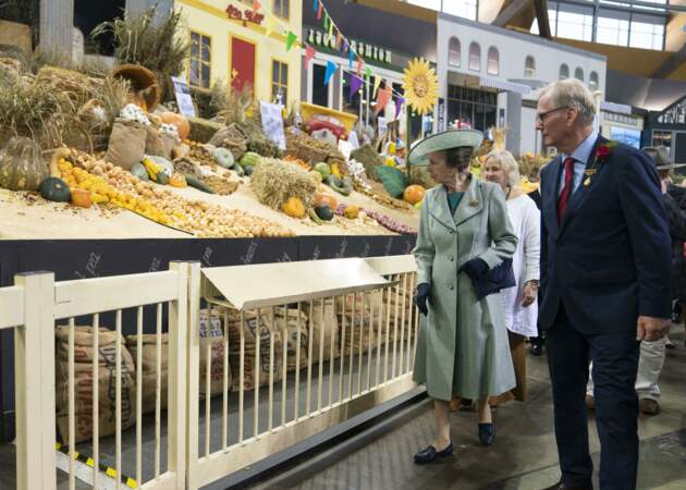 La princesse royale regarde un produit dans l'exposition des districts lors d'une visite en Australie, le 9 avril 