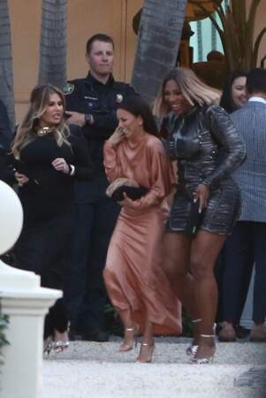Eva Longoria et Serena Williams arrivant au dîner des Beckham la veille du mariage de Brooklyn et Nicol Peltz à Palm Beach le 8 avril 2022.