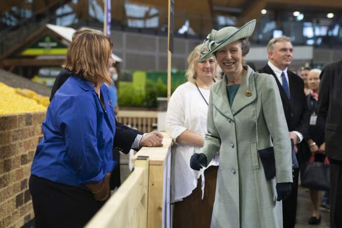 La princesse royale s'adresse aux représentants de l'exposition des districts lors d'une visite pour ouvrir le Royal Agricultural, à Sydney, le 9 avril