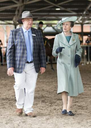 La princesse royale marche aux côtés de Murray Wilson, directeur général du Sydney Royal Easter Show, lors d'une visite à Sydney, le samedi 9 avril