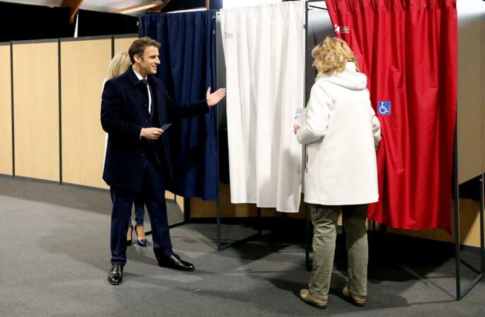 Les douze candidats en lice pour l’Élysée sont allés voter ce dimanche 10 avril pour le premier tour de l’élection présidentielle. Au Touquet, Brigitte Macron a été immortalisée dans un look BCBG de la tête aux pieds.