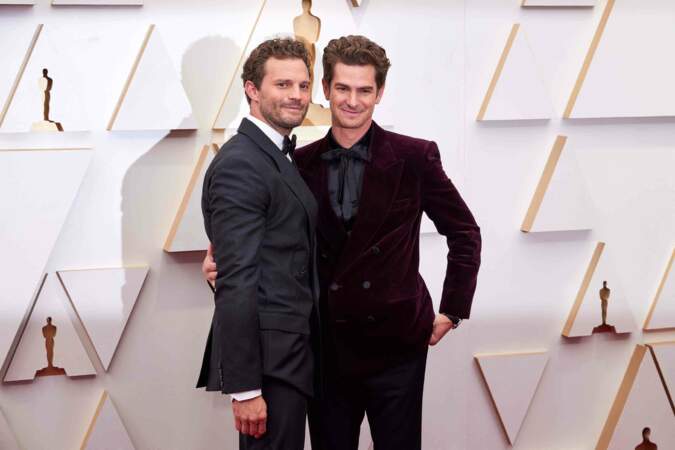Andrew Garfield et Jamie Dornan, deux hommes, deux styles de costume, une même élégance, lors des Oscars, le 27 mars 2022.