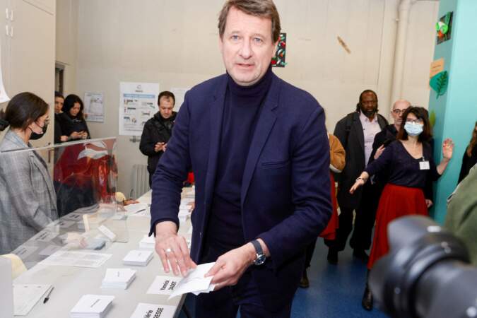Yannick Jadot associe le costume au col roulé pour voter pour le premier tour de l'élection présidentielle, le 10 avril 2022.