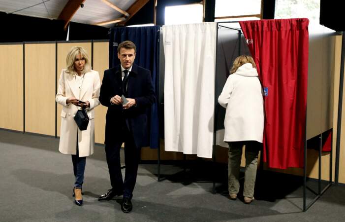 La compagne du président-candidat a été photographiée dans un look alliant chic et décontraction pour aller voter le 10 avril 2022