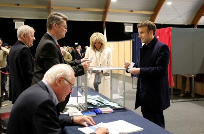 Brigitte Macron entre chic et décontraction pour le premier tour de l'élection présidentielle au Touquet le 10 avril 2022