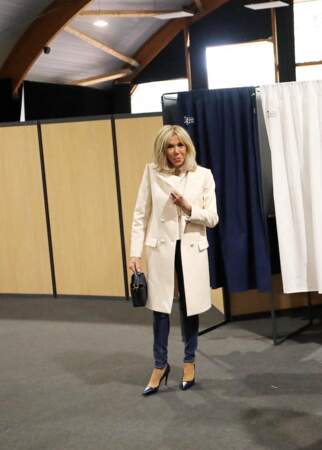 Brigitte Macron s'affiche dans un look décontracté et chic le 10 avril, au Touquet 