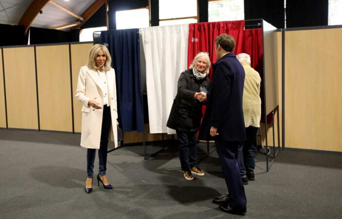 La premier dame a été aperçu à la sortie de l'isoloir  pour le premier tour de l'élection présidentielle au Touquet le 10 avril 2022