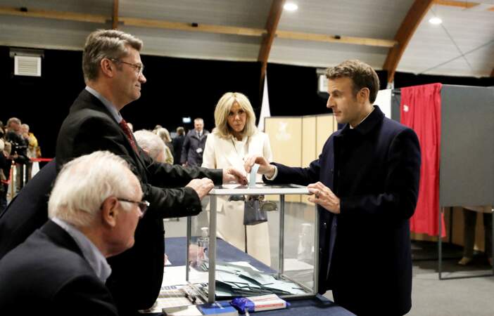 Samedi 9 avril, la veille du vote, Brigitte Macron avait adopté une tenue très “bord de mer” avec un long manteau bleu marine aux boutons dorés, le tout accessoirisé d'une élégante monture, ainsi que des gants et une épaisse écharpe