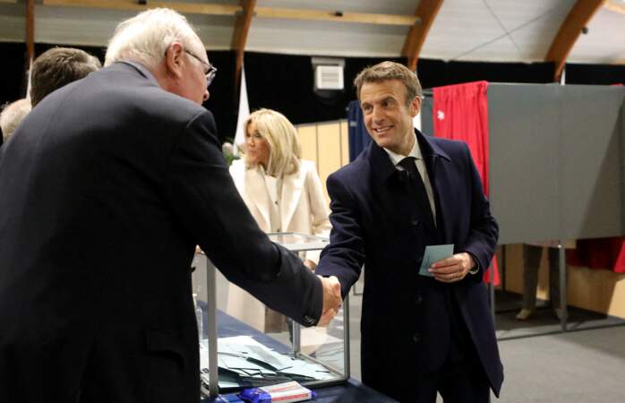 Brigitte Macron : jean, lavallière et veste blanche… Son look chic pour aller voter au Touquet le 10 avril 2022 