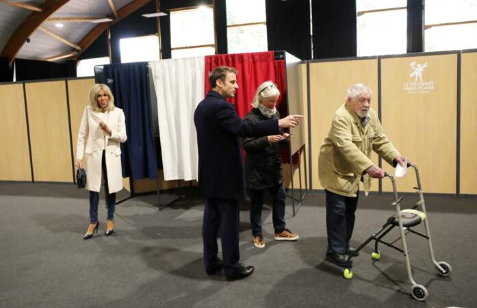 Un magnifique manteau blanc pour Brigitte Macron à l'occasion du premier tour de l'élection présidentielle, le 10 avril 