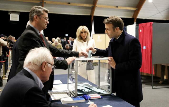 Le pantalon, pièce indispensable de Brigitte Macron pour le premier tour de l'élection présidentielle au Touquet le 10 avril 2022