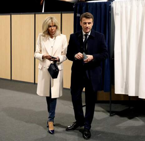 Emmanuel et Brigitte Macron ont choisi d'aller voter ensemble au Touquet,  le 10 avril 2022 
