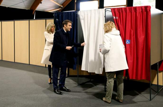 Le président Emmanuel Macron et sa femme Brigitte votant pour le premier tour de l'élection présidentielle, le 10 avril 2022 