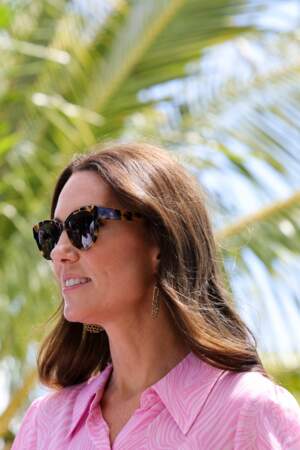 Kate Middleton avec une nouvelle paire de lunettes de soleil, des Henrietta de la marque Finlay au Bahamas, le 26 mars 2022.