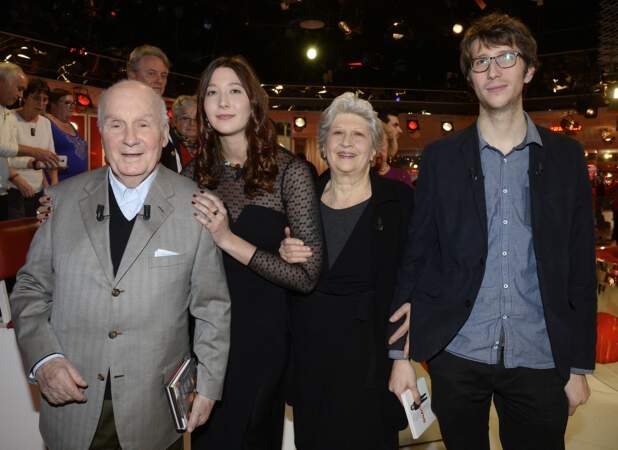 Michel Bouquet avec Juliette Carré et leurs petits enfants à Paris en 2016. 
