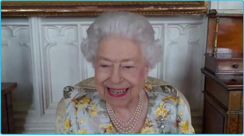 La reine Elizabeth II pimpante donne de ses nouvelles lors d'une vidéoconférence, le lundi 11  avril 2022.