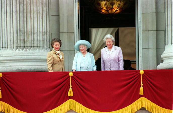 La princesse Margaret, la reine mère et la reine Elizabeth II, au balcon de Buckingham Palace, à Londres, en 2000. 