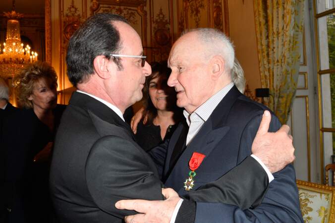 Michel Bouquet reçoit la Légion d'honneur des mains de François Hollande en mars 2017