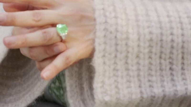 Jennifer en larmes a montré sa magnifique bague de fiançailles verte offerte par Ben Affleck en disant : "Tu es parfaite." , le 8 avril 2022.