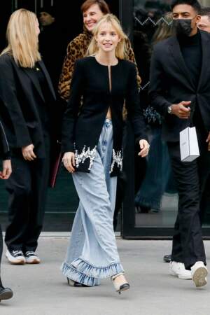  Angèle adopte la tendance avec un jean délavé bleu court très girly au défilé de Haute-Couture 2022 "Chanel", le 25 Janvier. 