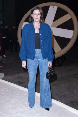 Juliette Dol appareille son jean flare à une veste bleue électrique et d'un top moulant noir au défilé de Haute-Couture 2022 "Chanel", le 25 Janvier. 