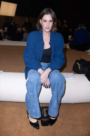 Juliette Dol porte le jean flare long aux inscriptions Chanel au défilé de Haute-Couture 2022 "Chanel", le 25 Janvier. 