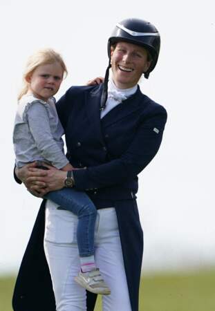 Zara Tindall  portant sa fille Lena dans les bras, le 14 avril 2022 à Norfolk (Royaume-Uni).