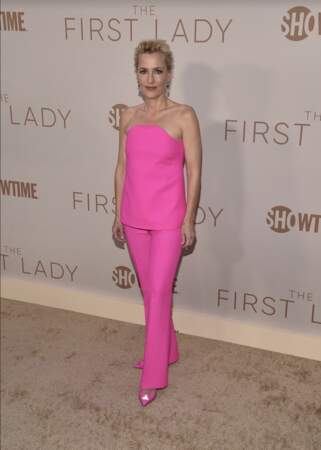 Gillian Anderson craque pour total look rose signé Valentino à l'avant première de la série "The First Lady" à Los Angeles, le 14 avril 2022. 