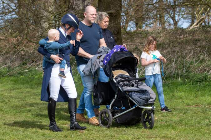 Zara Tindall et sa famille durant la compétition hippique tenue à Norfolk, le 14 avril 2022. 