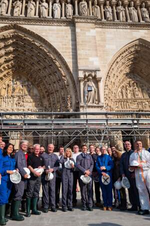 Emmanuel et Brigitte Macron assortis, le couple en bleu de travail pour visiter Notre-Dame de Paris vendredi 15 avril