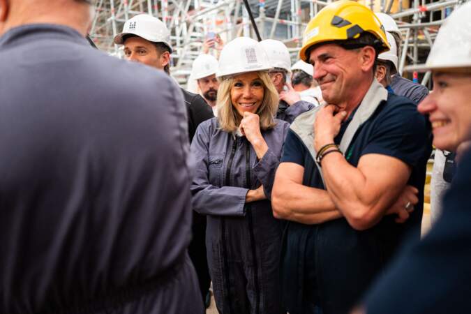 Brigitte Macron ravie d'être dans la peau des ouvriers travaillant sur le chantier de la Cathédrale de Notre-Dame de Paris, France, le 15 avril 2022