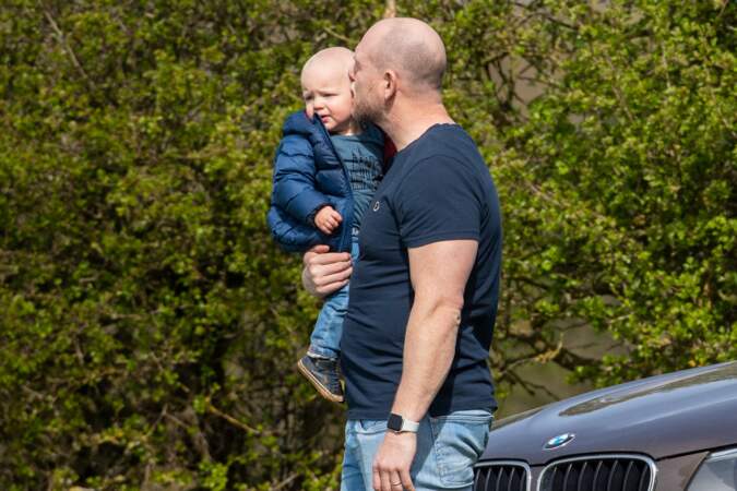 Mike Tindall donnant un baiser à son jeune fils Lucas, jeudi 14 avril 2022 (Norfolk, Royaume-Uni).