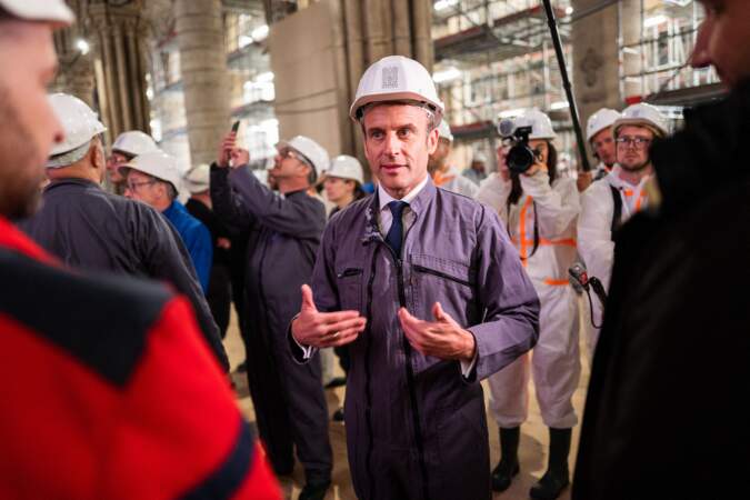 Emmanuel Macron, amateur d'Histoire, visitant  la Cathédrale de Notre-Dame de Paris, le 15 avril 2022