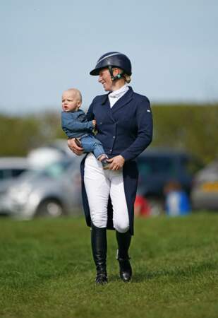 Zara Tindall avec son fils Lucas dans les bras, le 14 avril 2022 à Norfolk (Royaume-Uni).