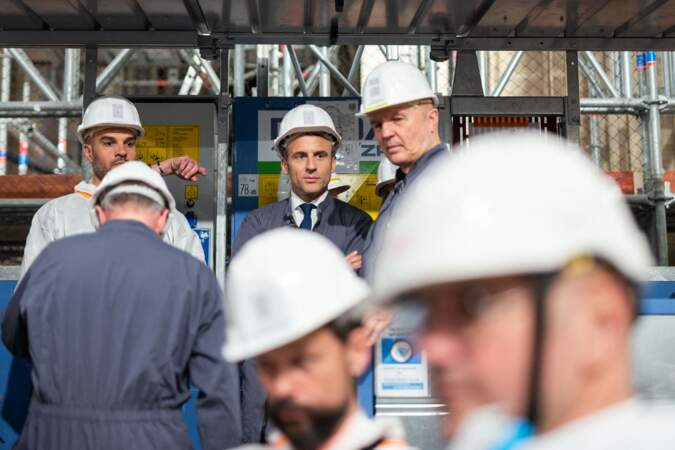 Emmanuel Macron casque visé sur la tête pour visiter le chantier de  Notre-Dame de Paris, vendredi 15 avril 2022