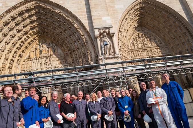 Le président de la République et la première dame posant devant  la Cathédrale de Notre-Dame de Paris en chantier, vendredi 15 avril 2022