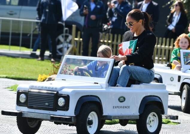 Le prince Harry et Meghan Markle lors du "Land Rover Challenge" au premier jour des Invictus Games 2020 à La Haye, le 16 avril 