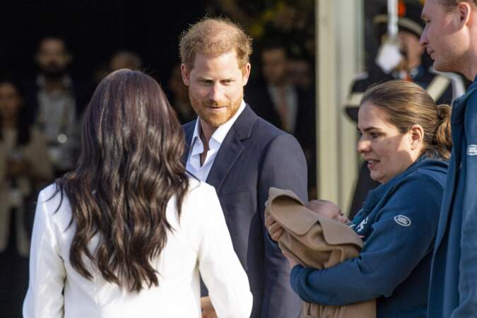 Meghan Markle a quelque peu volé la vedette au prince Harry dans son magnifique costume immaculé griffé Valentino, mais aussi de par un geste qui n’est pas passé inaperçu envers une maman et son bébé.