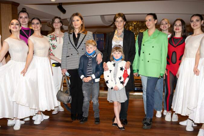 La princesse Stéphanie de Monaco, ses filles et ses neveux ont rencontré les élèves de l'école du cirque de Kiev, à l'occasion du Festival du cirque de Monte-Carlo, samedi 16 avril. 