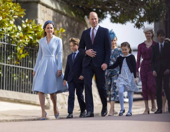 Le duc et la duchesse de Cambridge accompagnés de leurs enfants, George et Charlotte, arrivent à la chapelle Saint-Georges de Windsor pour assister à la messe de Pâques, le 17 avril 2022. 