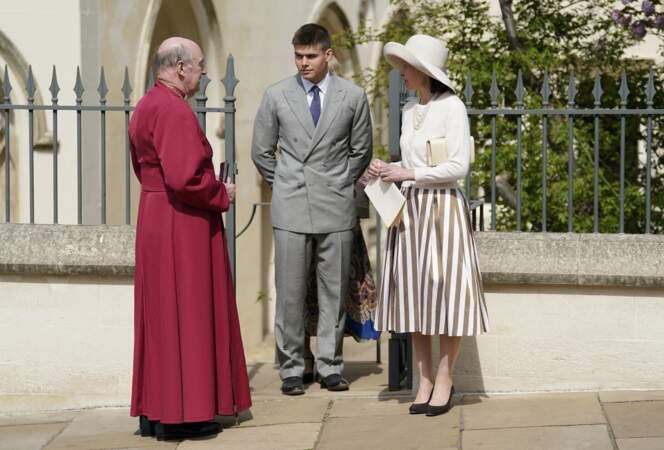 Lady Sarah Chatto et son fils Arthur Chatto quittent la chapelle Saint-Georges de Windsor après la messe de Pâques, le 17 avril 2022. 
