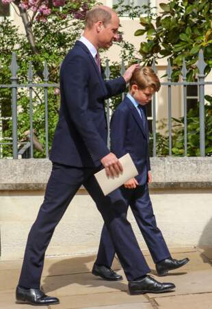 Le prince William, duc de Cambridge avec son fils, le prince George, en quittant la chapelle Saint-Georges de Windsor après la messe de Pâques, le 17 avril 2022. 
