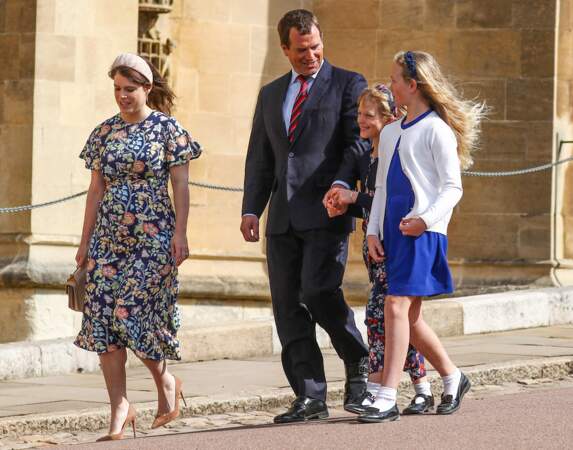 La princesse Eugenie d'York, Peter Philips et ses filles Isla and Savannah en sortant de la chapelle Saint-Georges de Windsor après la messe de Pâques, le 17 avril 2022. 